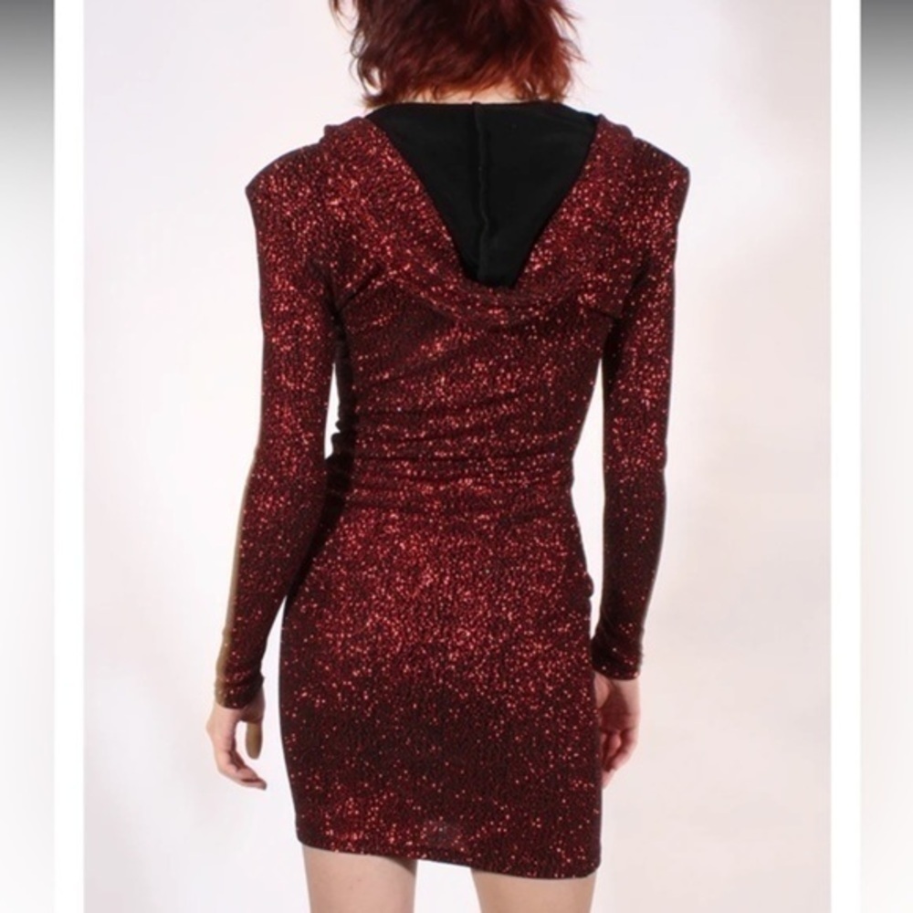 Beautiful dress size L like new Stretch with padded shoulders and a hood